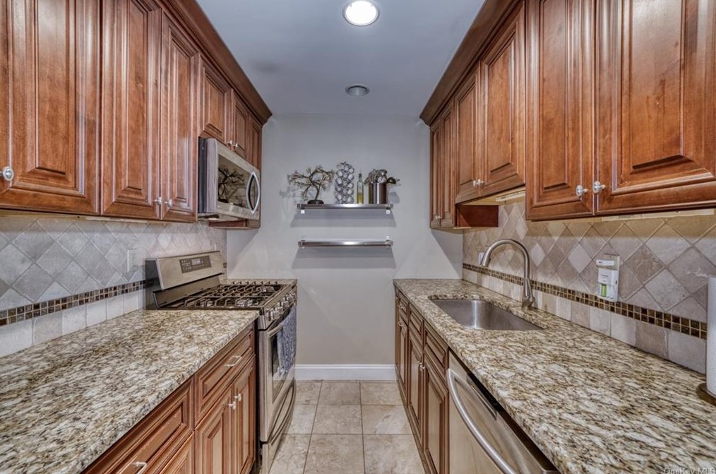 37 Vista Dr, Nanuet, NY 10954-3821