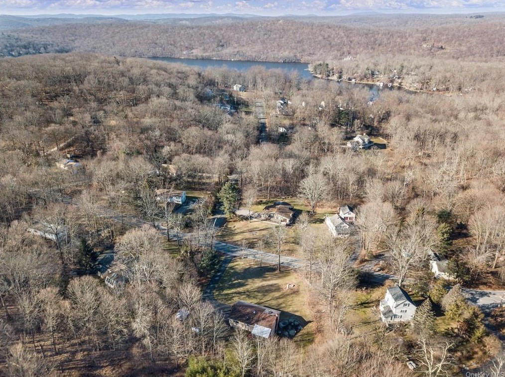 668 Oscawana Lake Rd, Tompkins Corners, NY 10579