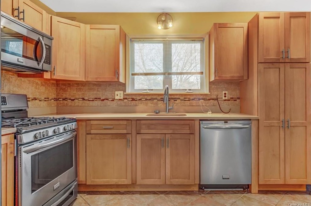 7 Ivy Ln, New City, NY 10956