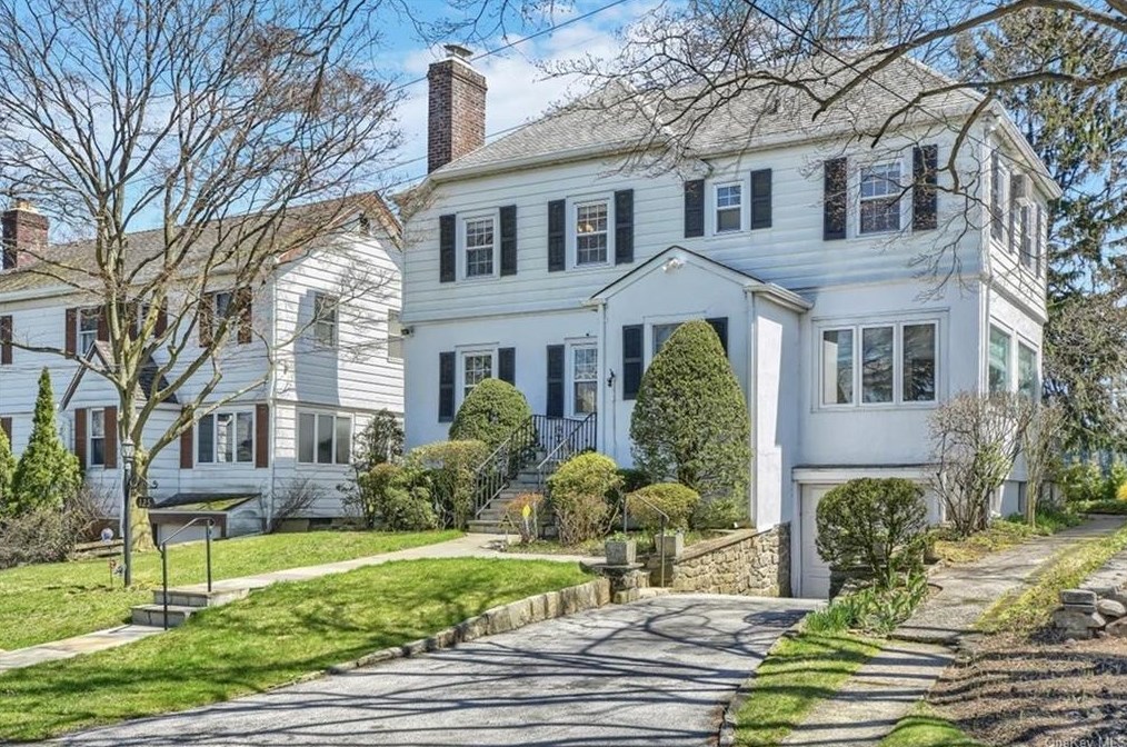 125 Gramatan Dr, Yonkers, NY 10701-5111