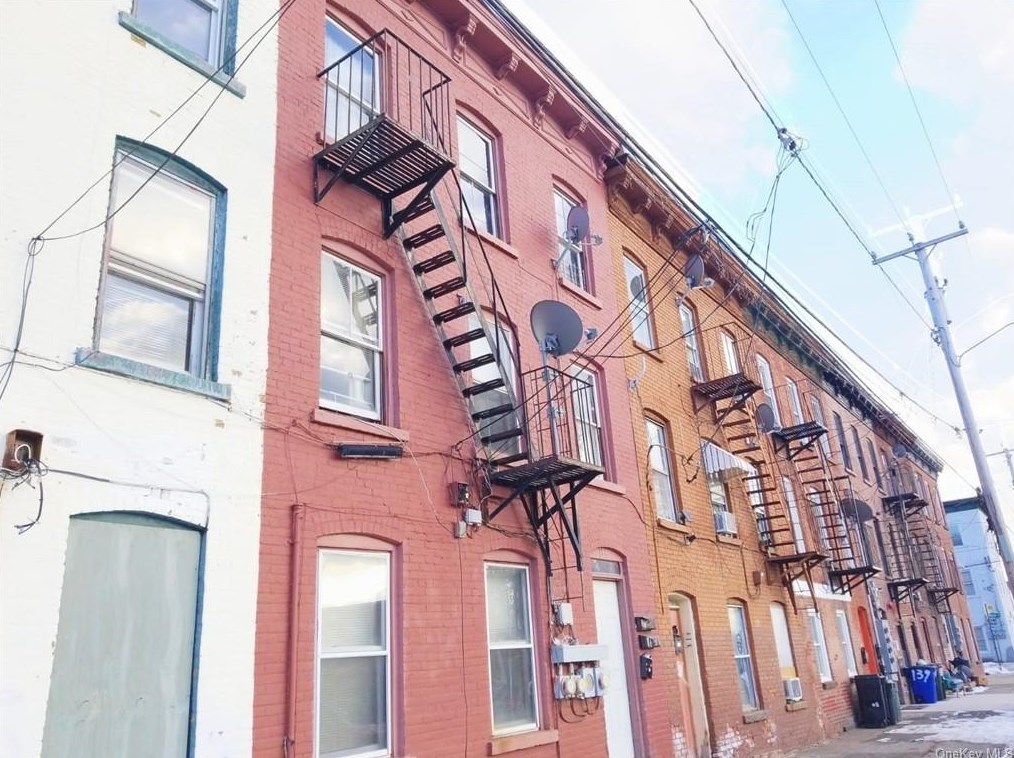 133 William St, Newburgh, NY 12550-5906