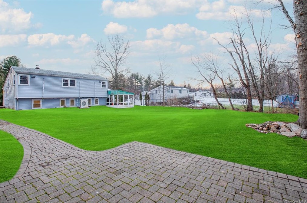 50 Rennert Ln, Nanuet, NY 10954-1525