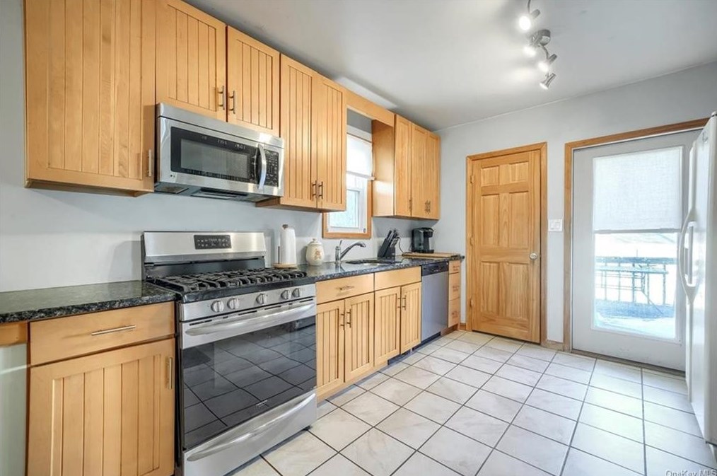 1211 Brook St, Peekskill, NY 10566-5707