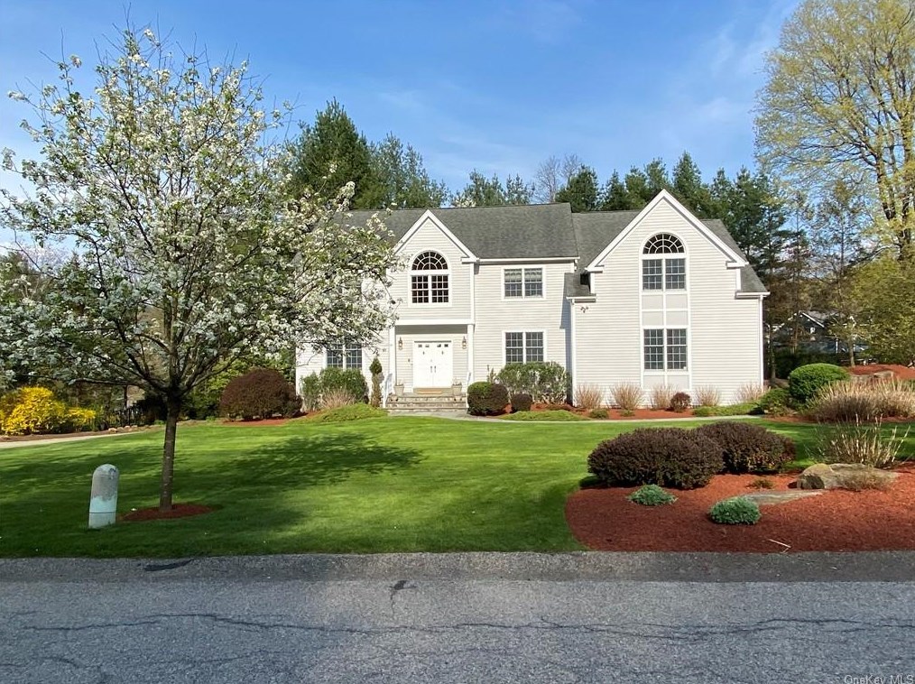 25 Random Farms Dr, Chappaqua, NY 10514