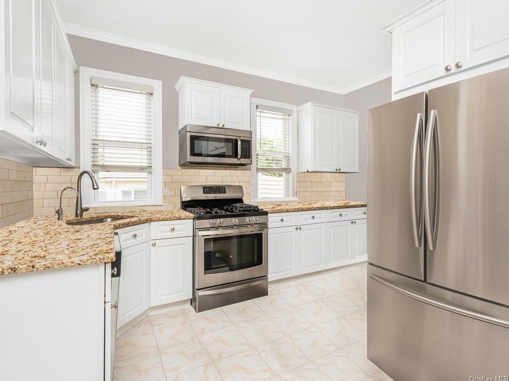 25 Colin St, Yonkers NY 10701-5511 exterior