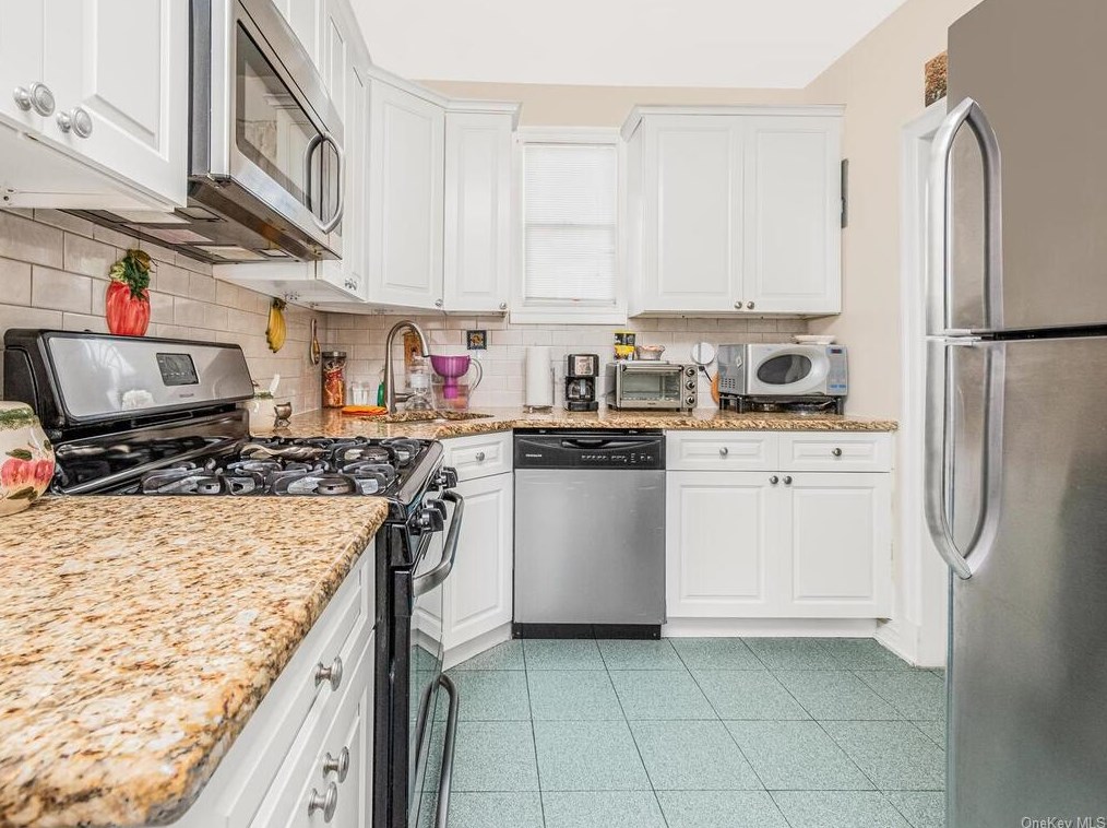 25 Colin St, Yonkers NY 10701-5511 exterior