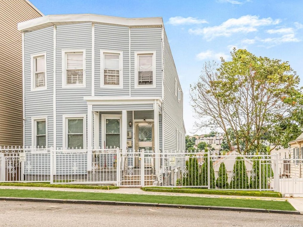 25 Colin St, Yonkers NY 10701-5511 exterior