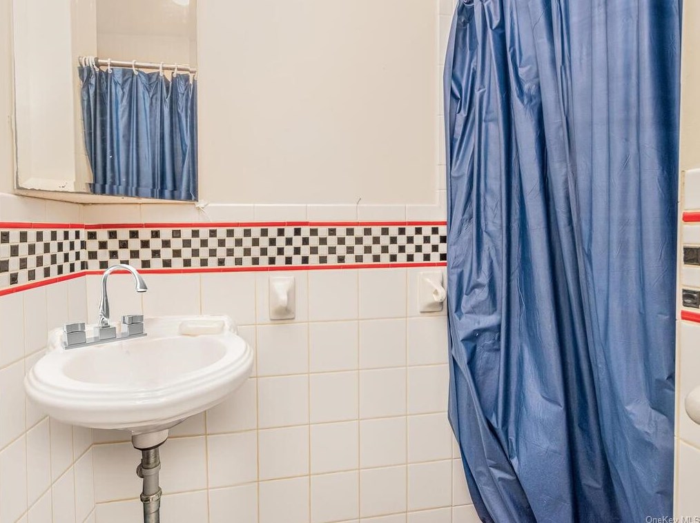 25 Colin St, Yonkers NY 10701-5511 exterior