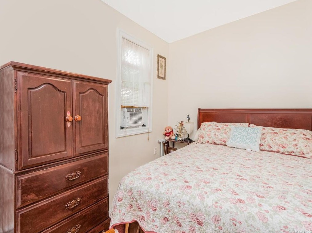 25 Colin St, Yonkers NY 10701-5511 exterior