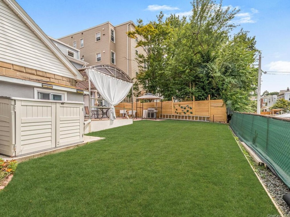 25 Colin St, Yonkers NY 10701-5511 exterior