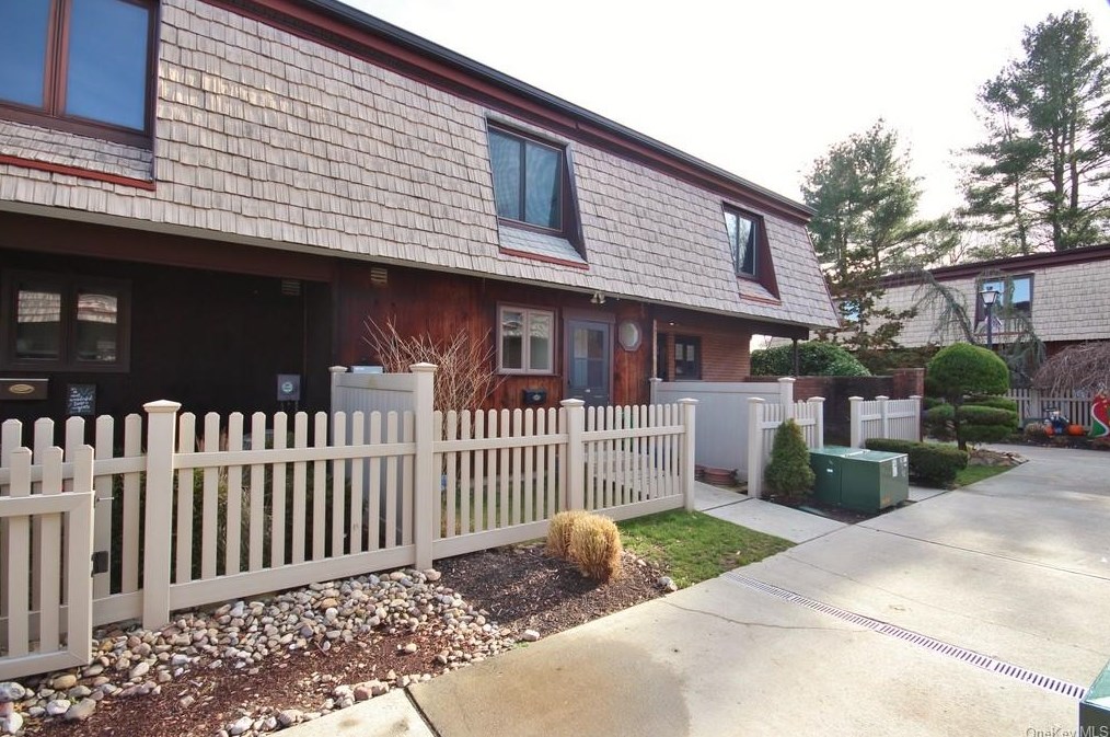 10 Heritage Dr #d, New City, NY 10956