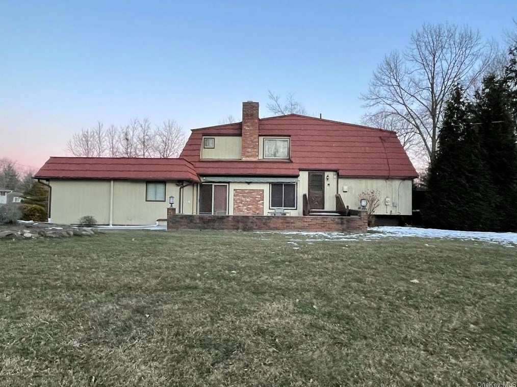 54 Tennyson Dr, Nanuet, NY 10954-1036