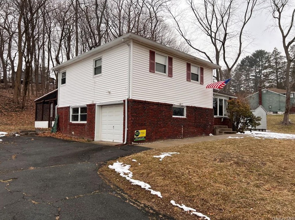 13 Birch Dr, Nanuet, NY 10954-1808