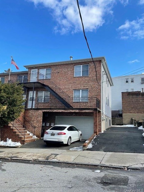 10 Colin St, Yonkers, NY 10701-5511