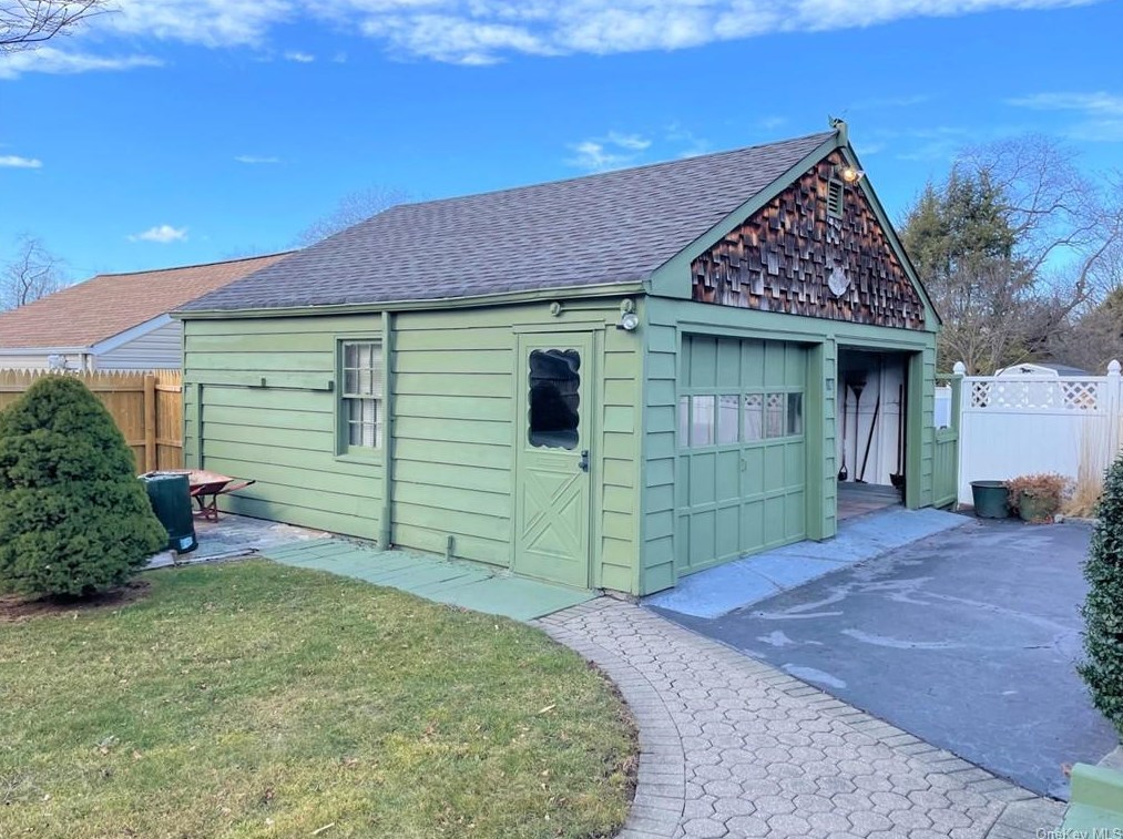 19 Crestwood Dr, New City NY  10956-5105 exterior