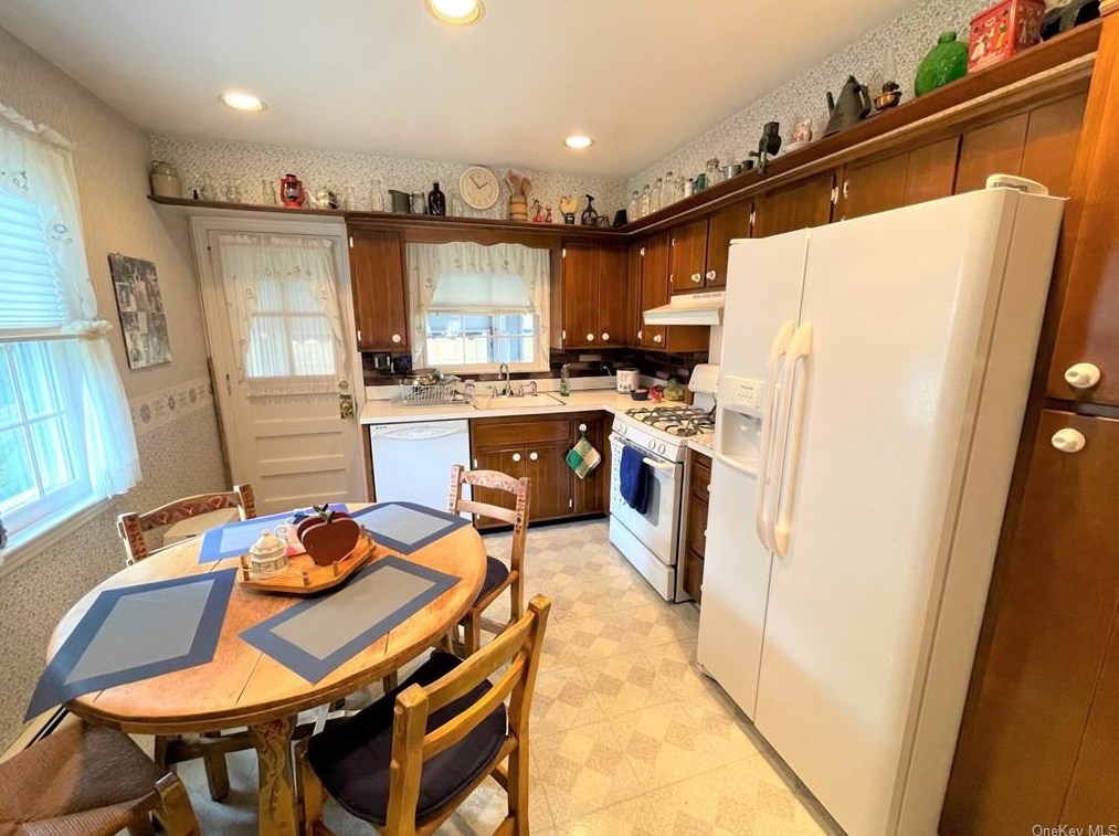 19 Crestwood Dr, New City NY  10956-5105 exterior