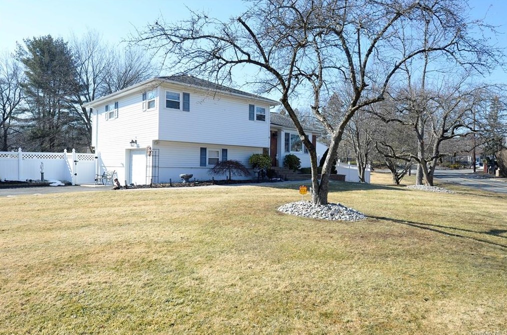 6 Renee Ln, Nanuet, NY 10954-2139