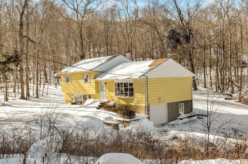 655 Oscawana Lake Rd, Tompkins Corners, NY 10579