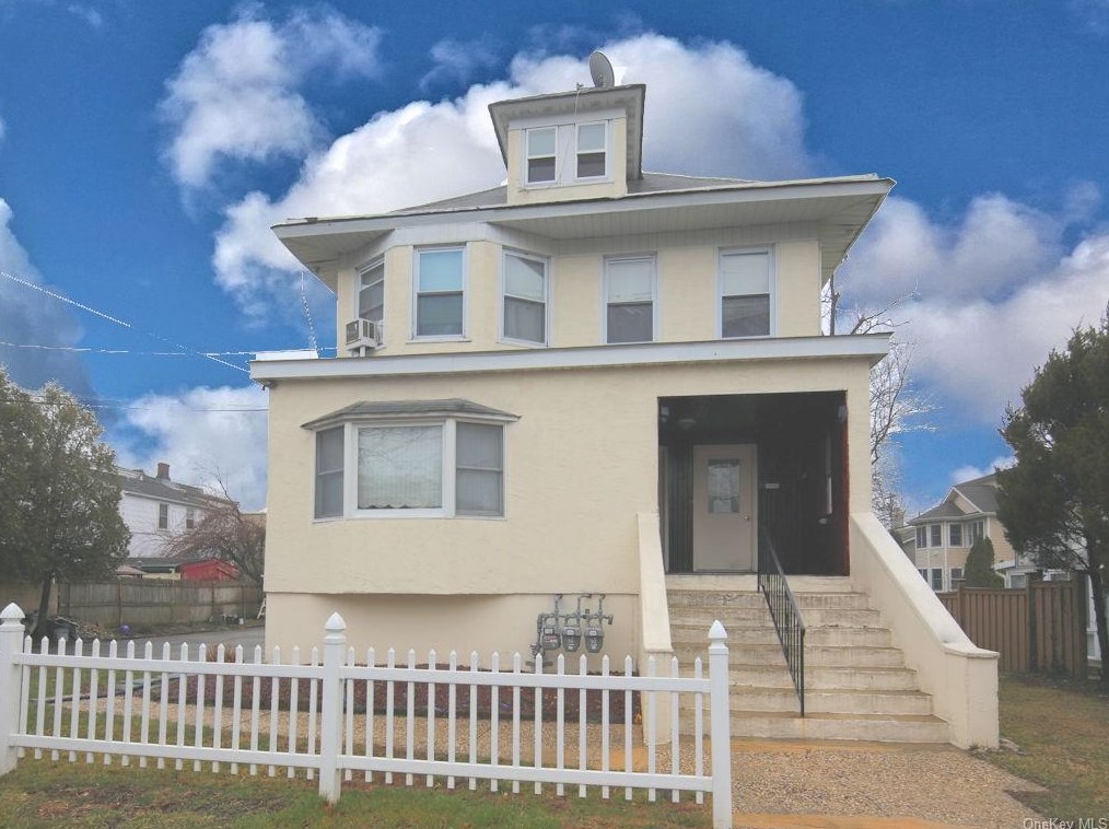 16 Batavia Pl, Harrison, NY 10528-3211