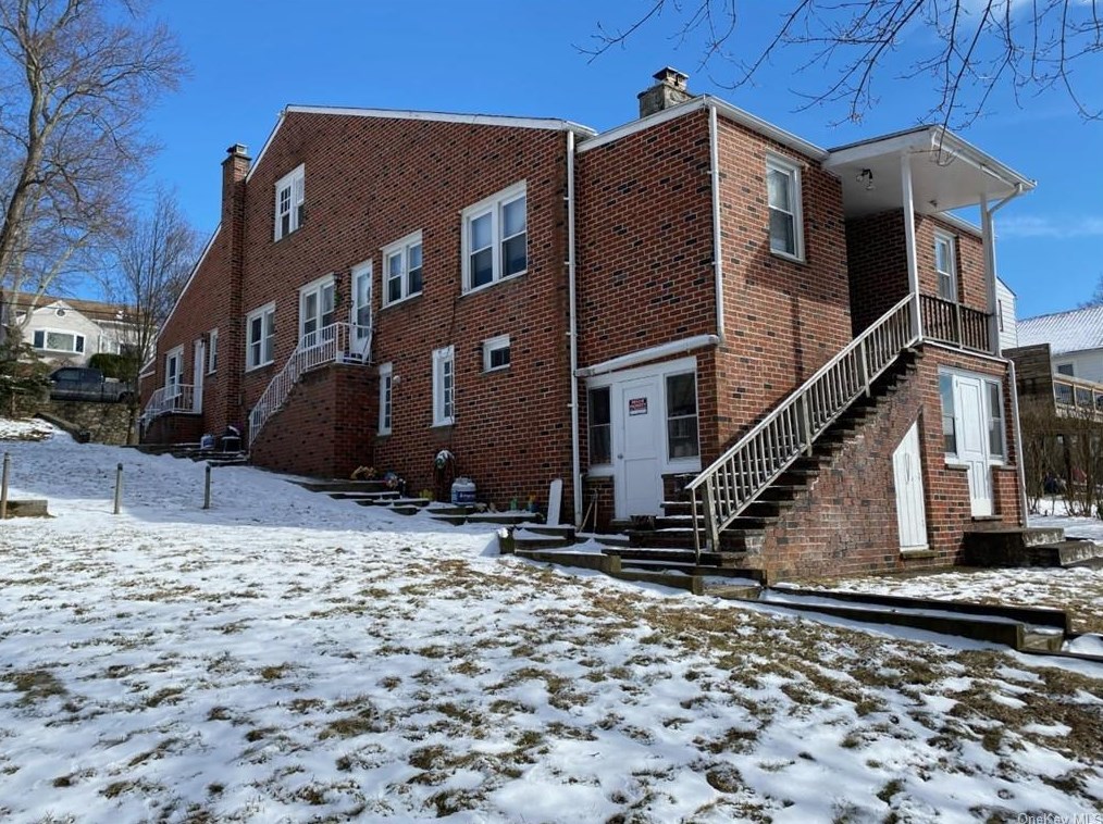 61 Lake Dr, Lake Peekskill, NY 10537-1234