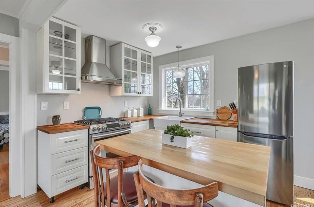 22 Leslie Rd, Newburgh, NY 12550-1230