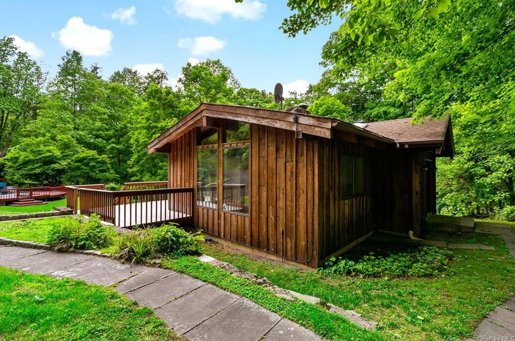 236 Mount Airy Rd, Croton On Hudson, NY 10520-2101