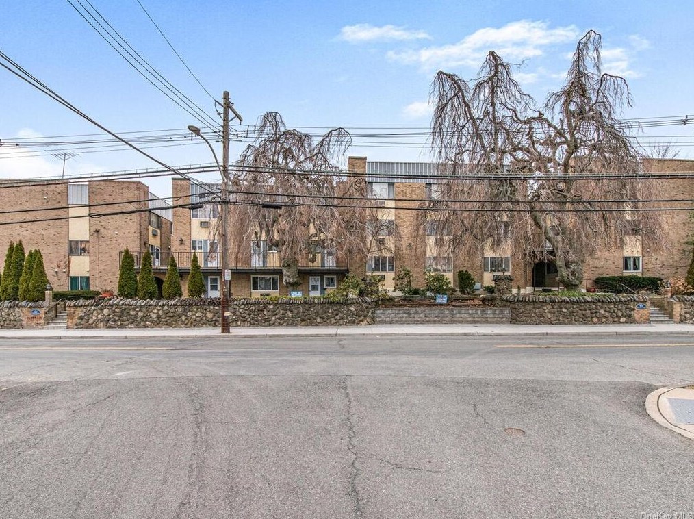 437 Palisade Ave, Yonkers NY 10703-2420 exterior