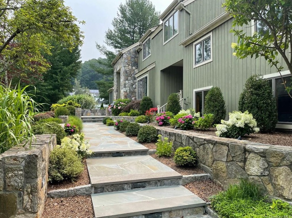 24 Mohawk Trl, Katonah, NY 10536-2909