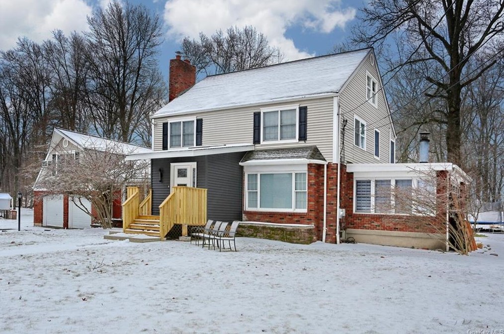 209 Quackenbush Ln, Chestnut Ridge, NY 10952