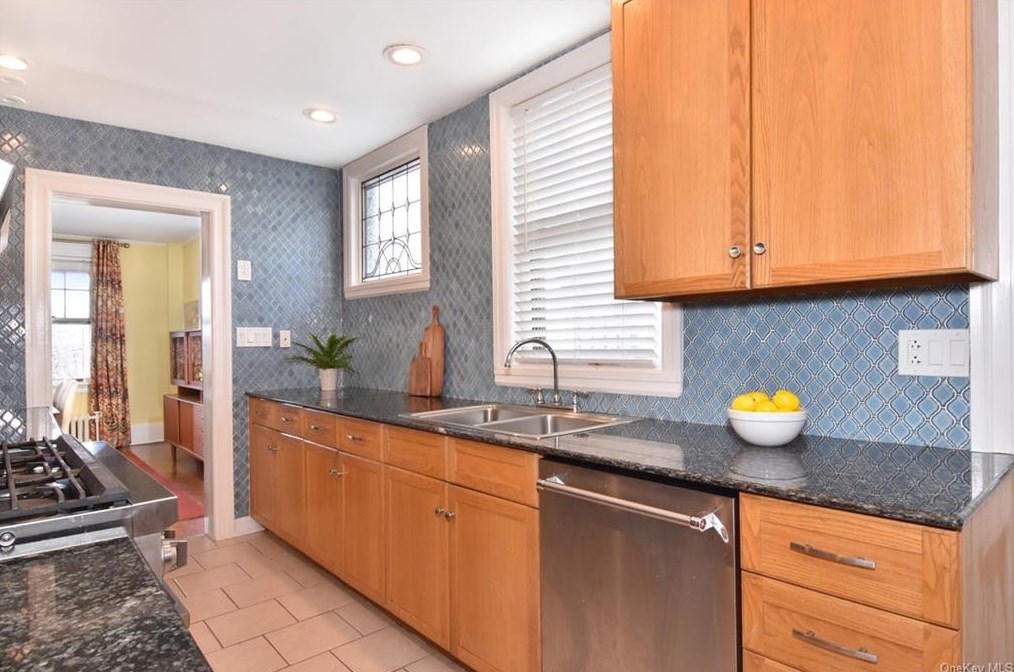 17 Bellair Dr, Dobbs Ferry NY 10522-3503 exterior