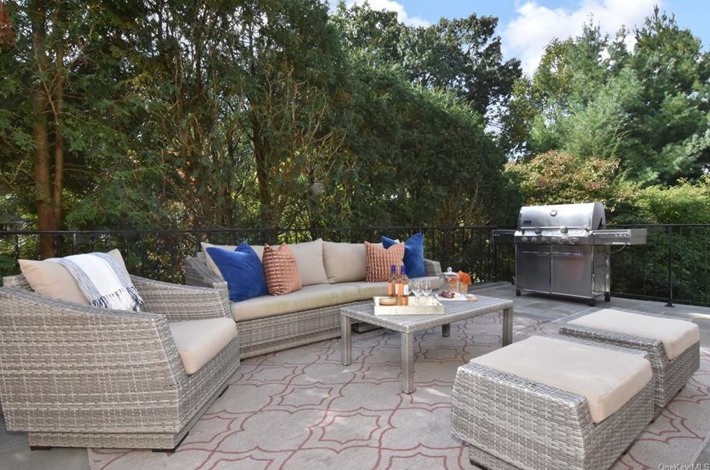 17 Bellair Dr, Dobbs Ferry NY 10522-3503 exterior