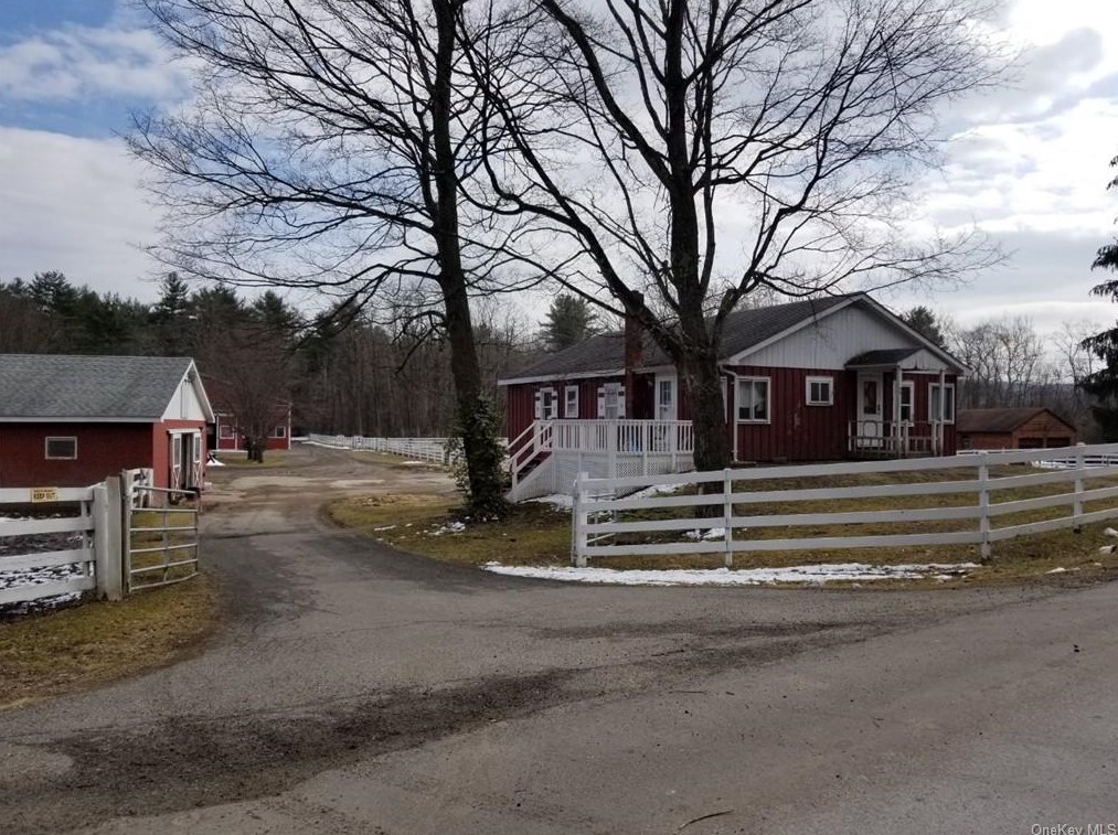 66 Canal Dr, Godeffroy, NY 12729-2018