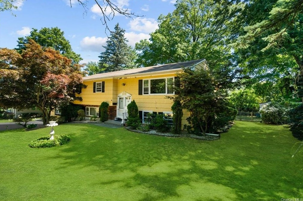 6 Trinity Pl, Chestnut Ridge, NY 10977-2336