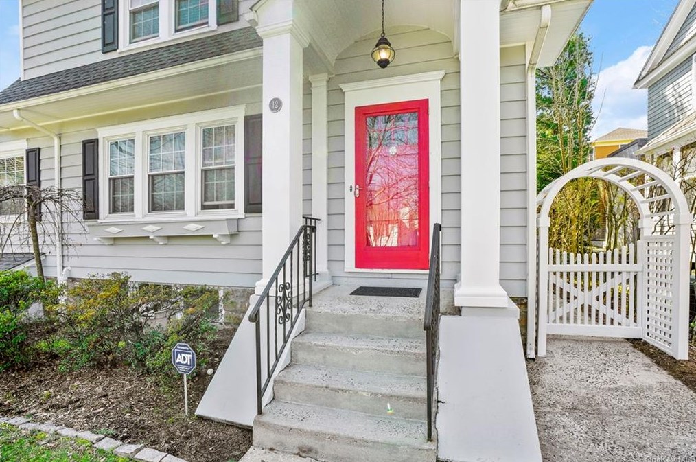 12 Bronson Ave, Larchmont, NY 10538-3824