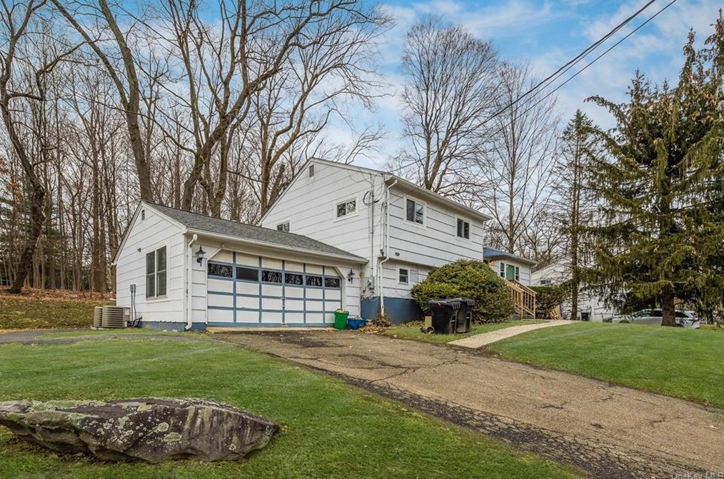 4 Hidden Glen Ln, Chestnut Ridge, NY 10952-4410