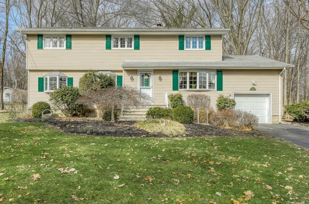15 Ormian Dr, Mount Ivy, NY 10970-2813