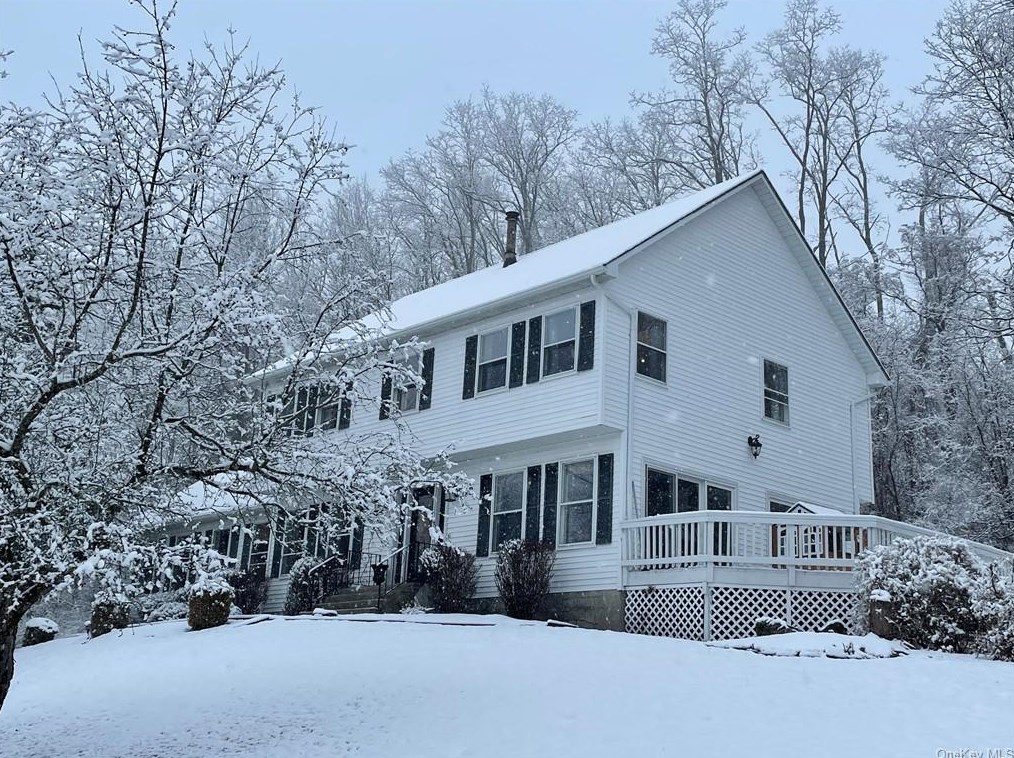 18 Clearview Cir, East Fishkill, NY 12533-6503