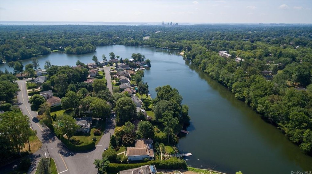 26 Lakeshore Dr, Yonkers, NY 10709-5210