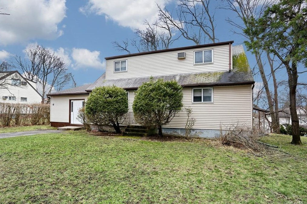 18 Manor Dr, Chestnut Ridge, NY 10952-2551