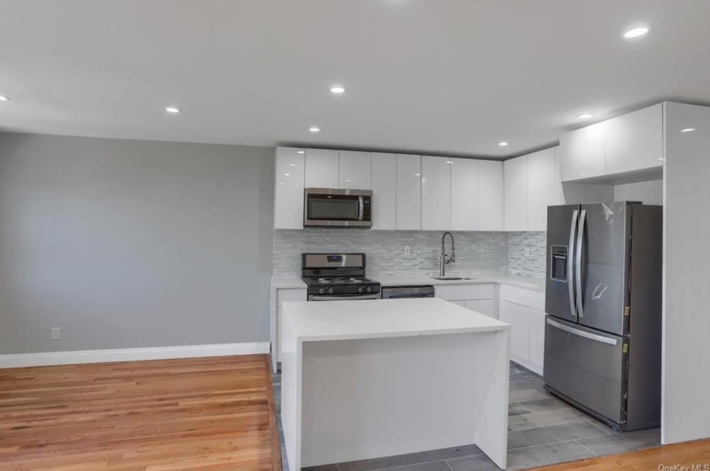 64-11 60th Pl, Flushing, NY 11385-3206