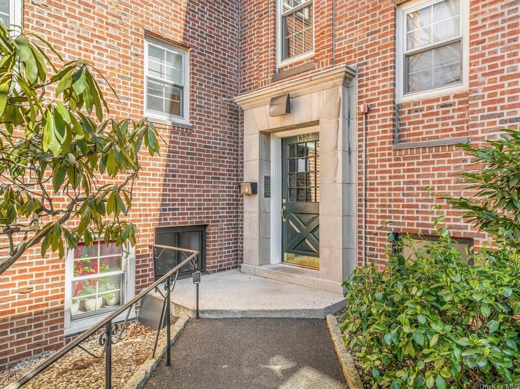 1328 Midland Ave, Yonkers, NY 10708-6839