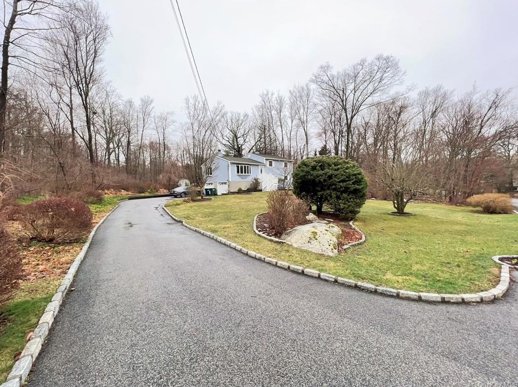 5 General Macarthur Dr, Kent Lakes, NY 10512-1605