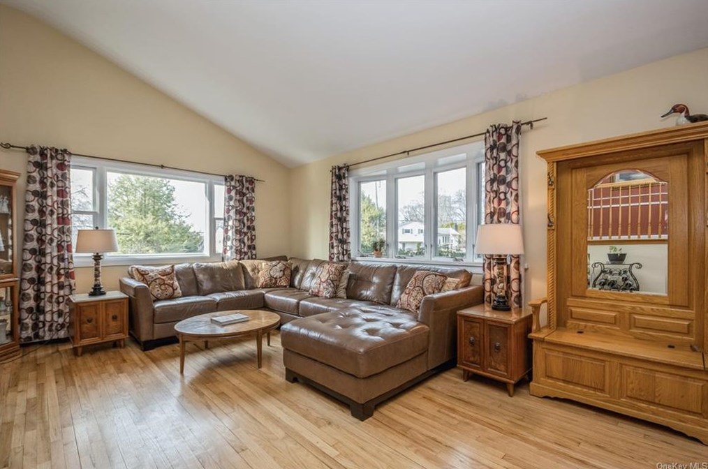 3 Birch Ln, Cortlandt Manor, NY 10567-1401