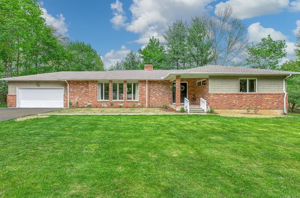 14 Bell Ct, Airmont, NY 10901