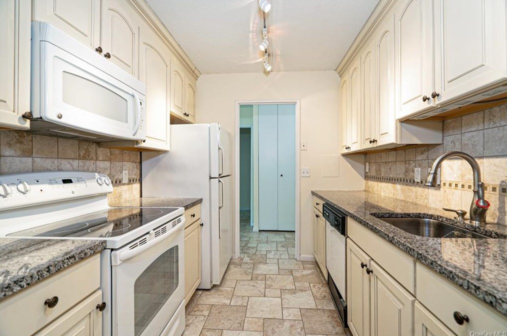 500 High Point Dr #ph14, Hartsdale, NY 10530