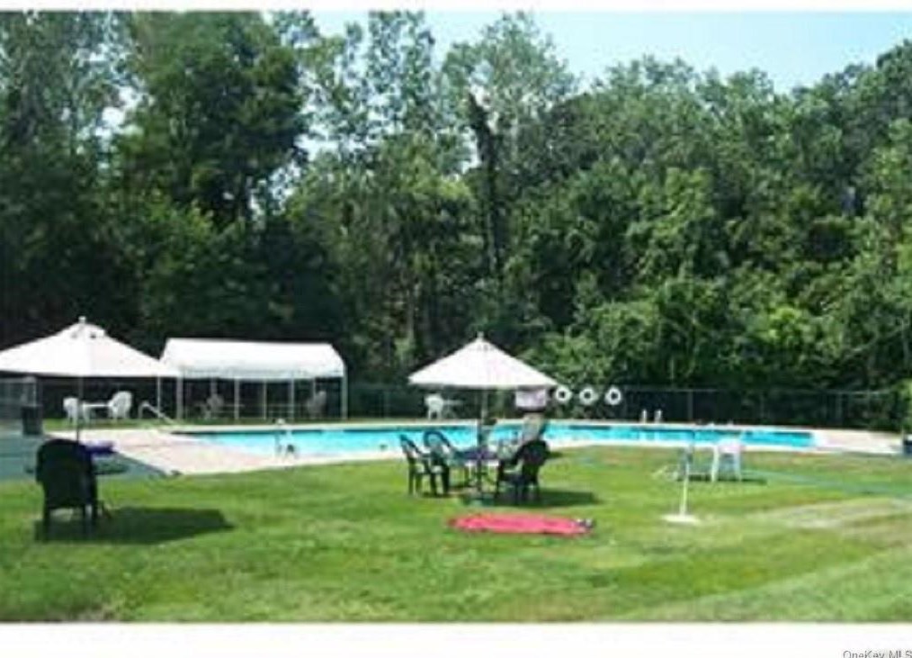 2 Secora Rd, Chestnut Ridge NY  10952-3713 exterior