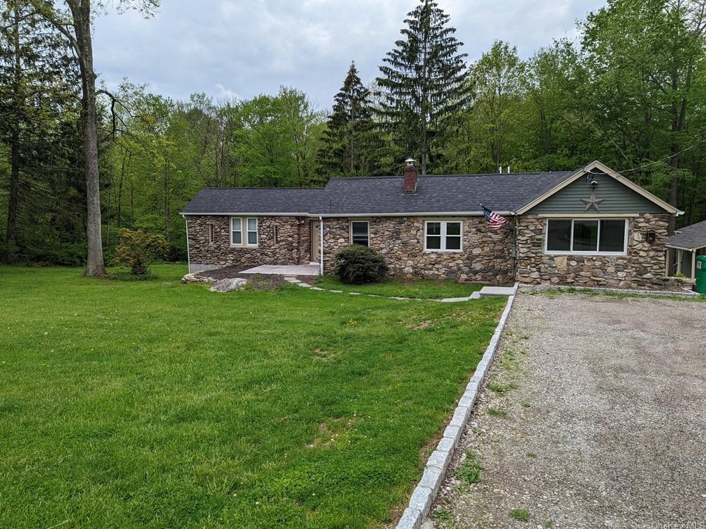 18 Lakeview Rd, Kent Lakes, NY 10512-2508