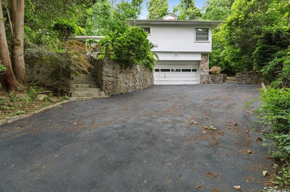 3 Keating Pl, Hartsdale, NY 10530