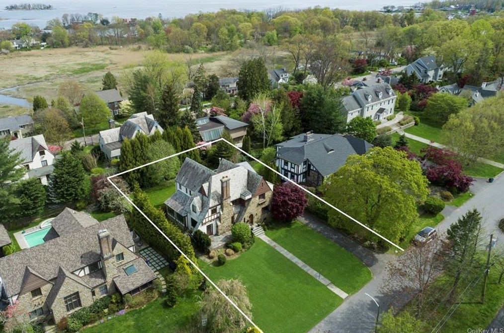 819 The Pkwy, Mamaroneck, NY 10543-4230