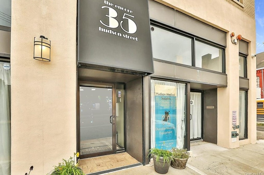 35 Hudson St, Yonkers, NY 10706-3914